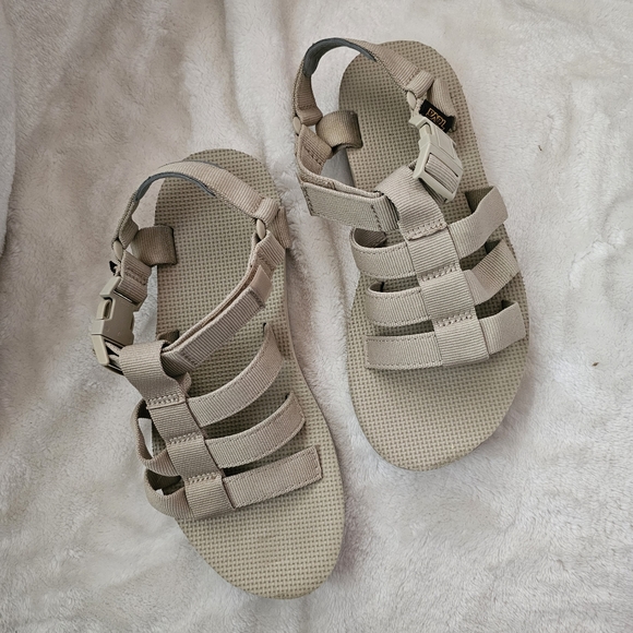 Sold via Insta - Picture 5 of 8